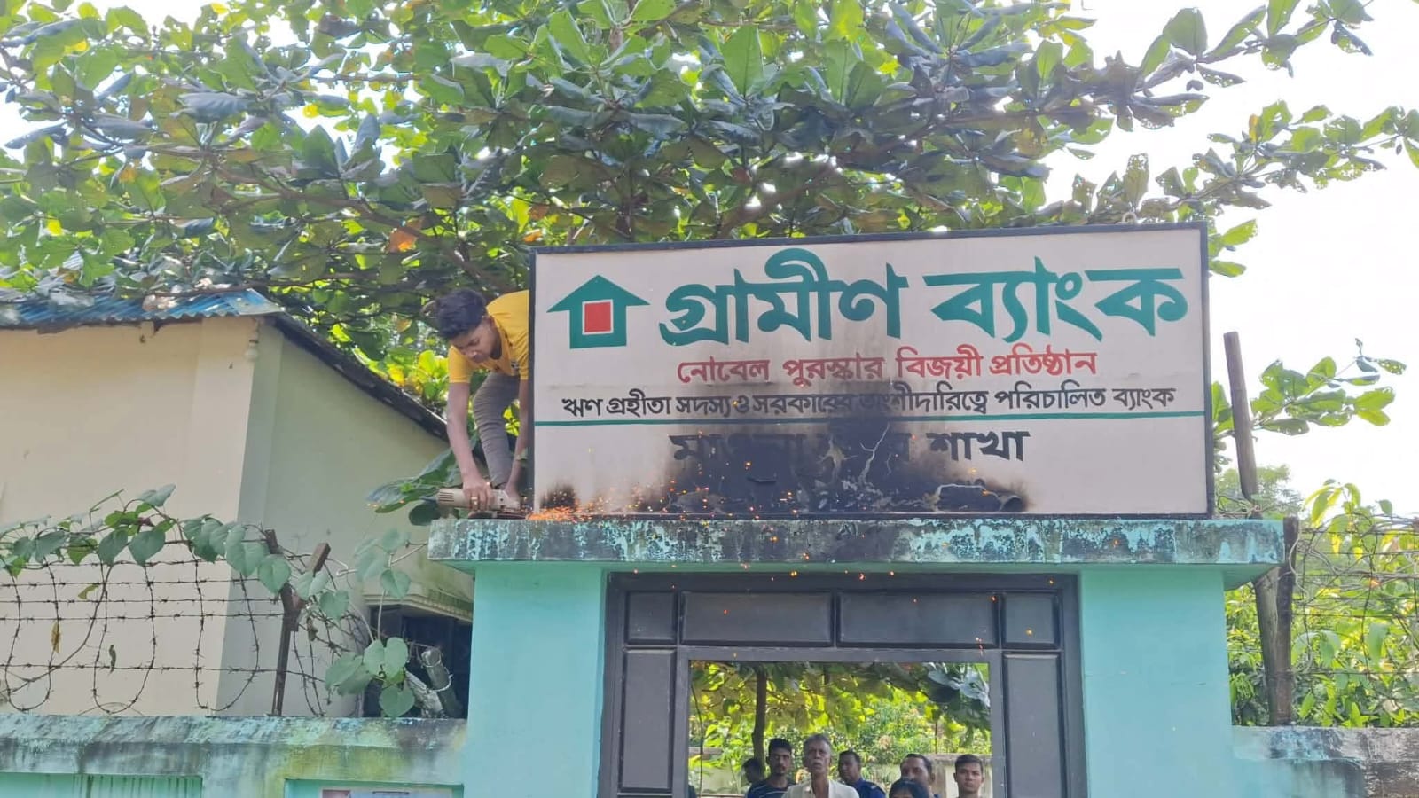 শ্রীপুরে গ্রামীণ ব্যাংক শাখায় পেট্রোল বোমা নিক্ষেপ