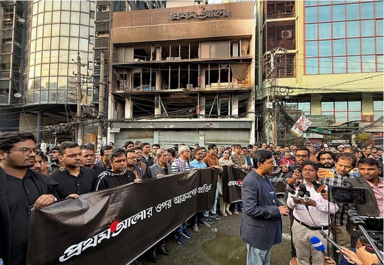 প্রতিষ্ঠানের ওপর হামলা নিয়ে প্রথম আলোর বক্তব্য