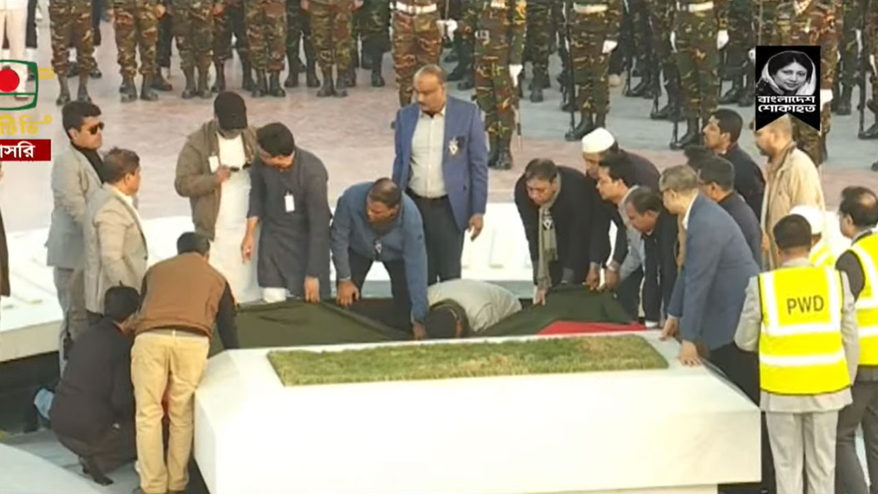স্বামীর পাশে চিরনিদ্রায় শায়িত ‘আপসহীন নেত্রী’ খালেদা জিয়া