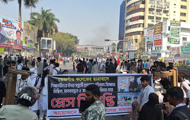 সংঘর্ষে আহত শিক্ষার্থীর মৃত্যু: ফার্মগেটে সড়ক অবরোধ, তীব্র যানজট
