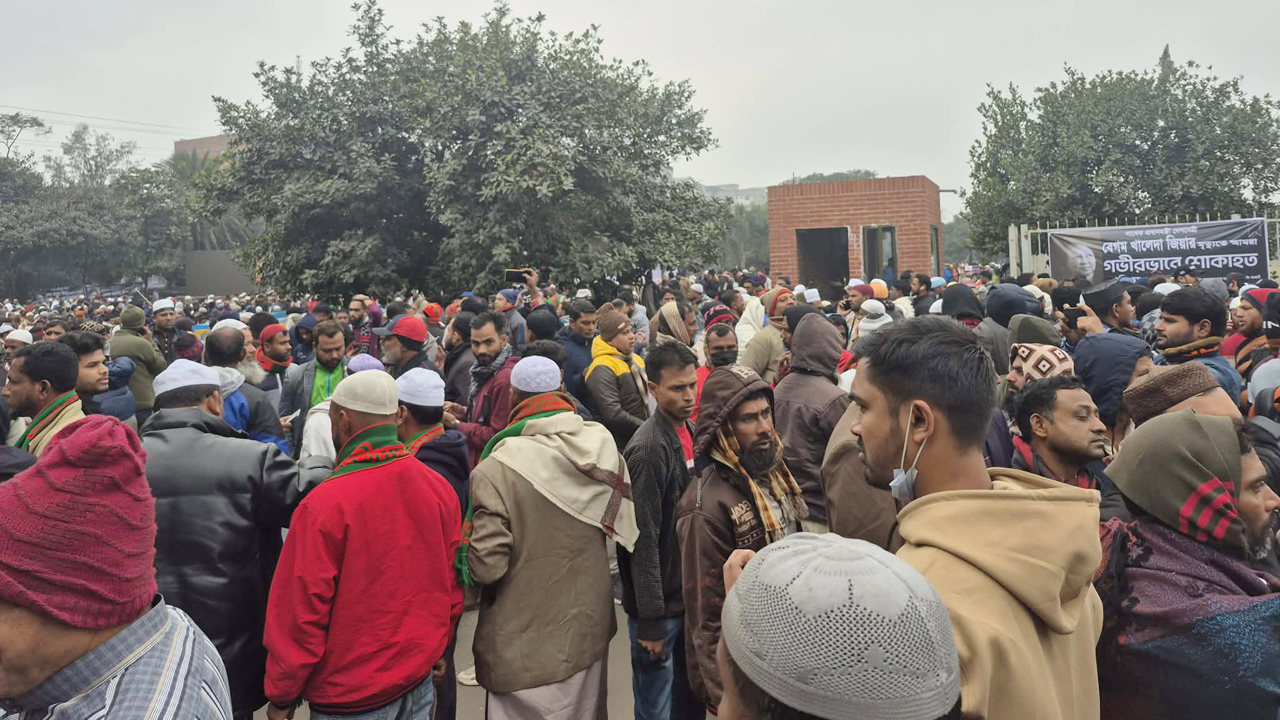 সকাল থেকেই মানিক মিয়া অ্যাভিনিউয়ে মানুষের ঢল