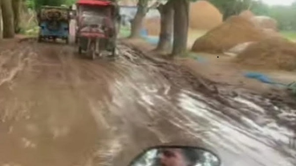 সরাইলে নোয়াগাঁও-কালীকচ্ছ চৌরাগোদা পাঁকা রাস্তার সংস্কারের দাবিতে এলাকাবাসীর ক্ষোভ