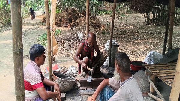 ঈদুল আজহাকে ঘিরে মিরপুরে বাজারে কামারশিল্পীদের ব্যস্ততা