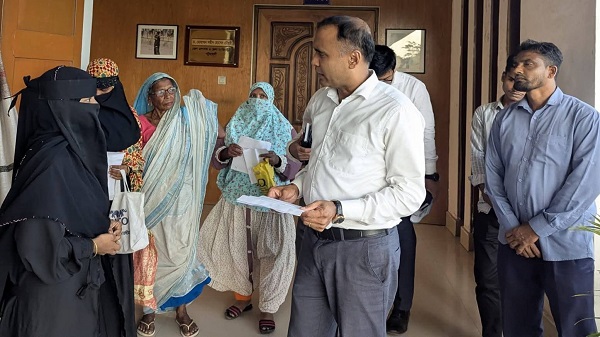 অফিস শেষেও মানুষের পাশে পটুয়াখালীর ডিসি: ২৪ ঘন্টায় ঘর পেলেন ৩ অসহায় নারী