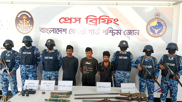 সুন্দরবনে কোস্ট গার্ডের সঙ্গে বন্দুকযুদ্ধ, করিম শরীফ বাহিনীর ৩ সদস্য আটক