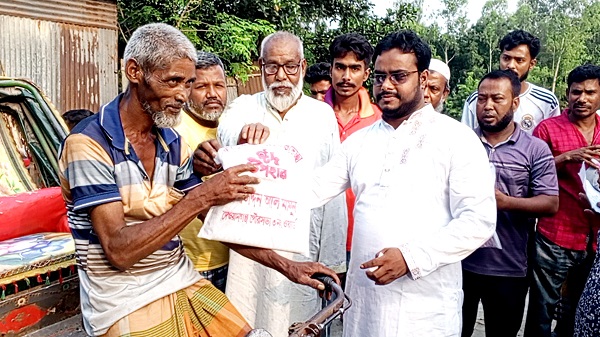 শ্রমজীবী রিক্সাচালকদের মাঝে ঈদ উপহার বিতরণ করলেন কাউন্সিলর পদপ্রার্থী আলাউদ্দিন আল মামুন