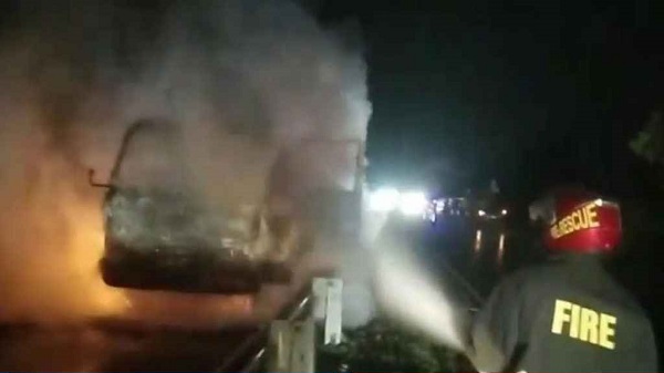 এক্সপ্রেসওয়েতে হঠাৎ চলন্ত পিকআপে আগুন