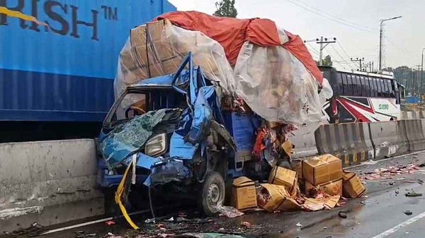 ঢাকা-টাঙ্গাইল মহাসড়কে ট্রাক-পিকআপ সংঘর্ষে নিহত ২