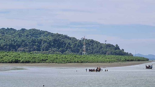 নৌকাসহ ৪ বাংলাদেশিকে ধরে নিয়ে গেছে আরাকান আর্মি