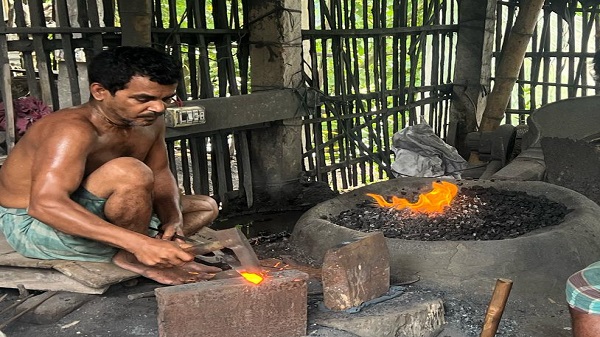 আগুন কয়লা শব্দে নতুন প্রাণ ঈদ ঘিরে মুখর নড়াইলের ঐতিহ্যবাহী সিংহাসনপুর কামারপল্লী।