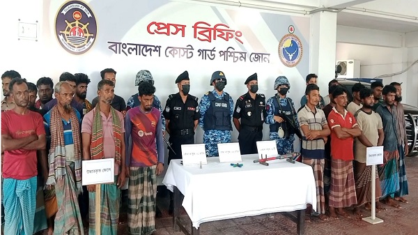 সুন্দরবনে দয়াল বাহিনী ও বড় জাহাঙ্গীর বাহিনীর কাছে জিম্মি থাকা ২১ জেলে উদ্ধার