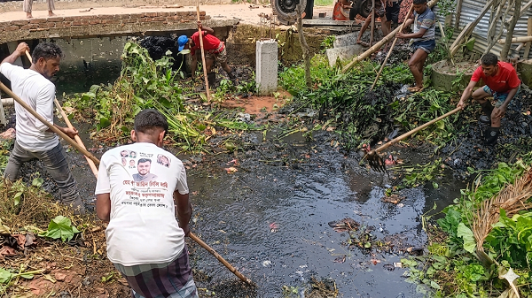 পটুয়াখালী পৌরসভায় কুঁড়ির খাল এ পরিচ্ছন্নতা অভিযান এলাকাবাসীর সন্তুষ্টি