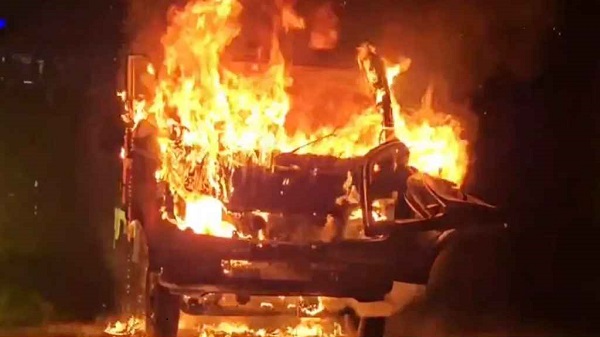 লাশ বহনের খাটিয়ায় ধাক্কা, পিকআপে আগুন