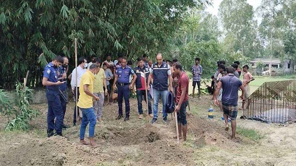 গৃহবধূর মৃত্যুতে নতুন মোড়, কবর থেকে তোলা হলো লাশ