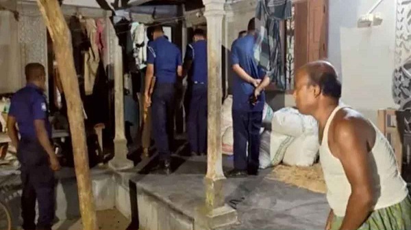 রাতে গোঙানির শব্দ, ঘরে ঢুকে দেখেন স্ত্রীর গলাকাটা মরদেহ