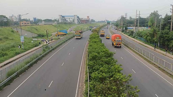ঢাকা-মাওয়া এক্সপ্রেসওয়েতে গরুবাহী ট্রাক ছিনতাই