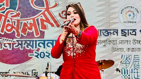 গানের সুরে পর্যটক মাতাচ্ছেন কক্সবাজারের ইফতি