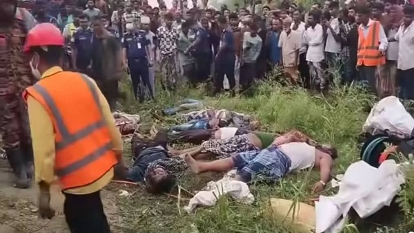 টাঙ্গাইলে রডবোঝাই ট্রাক খাদে উল্টে নি’হ’ত ১৫