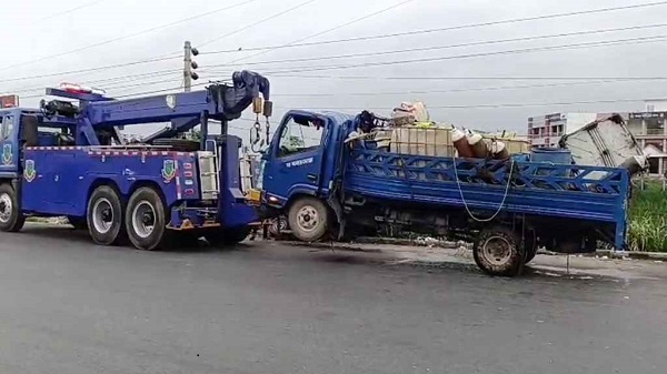 ভাঙ্গা এক্সপ্রেসওয়েতে এক ট্রাকে আরেক ট্রাকের ধাক্কা, নিহত ২