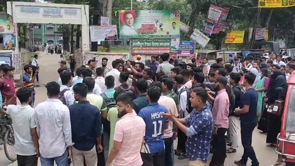 সাতক্ষীরায় শিক্ষকের সঙ্গে অশালীন আচরণের অভিযোগে বিক্ষোভ