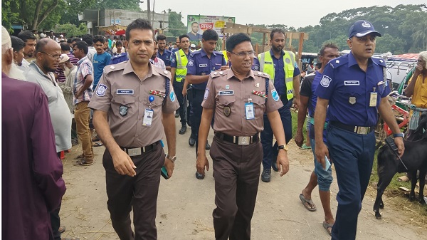 মুকসুদপুরের গরুর হাট পরিদর্শনে গোপালগঞ্জের পুলিশ সুপার