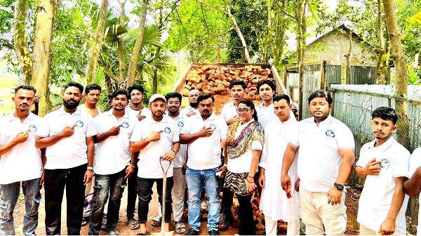 কুলুবাড়ি তরুণ সমাজের স্বেচ্ছাশ্রমে ভাঙা রাস্তা মেরামত, এলাকাবাসীর স্বস্তি