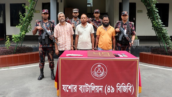 যশোরে ২৬টি স্বর্ণের বারসহ তিন পাচারকারী আটক