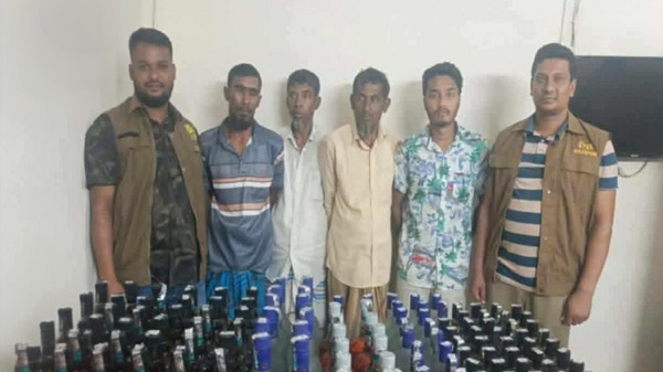 গাজীপুরে ডিবি পুলিশের অভিযানে ভারতীয় মদসহ আটক ৪ মাদক কারবারি