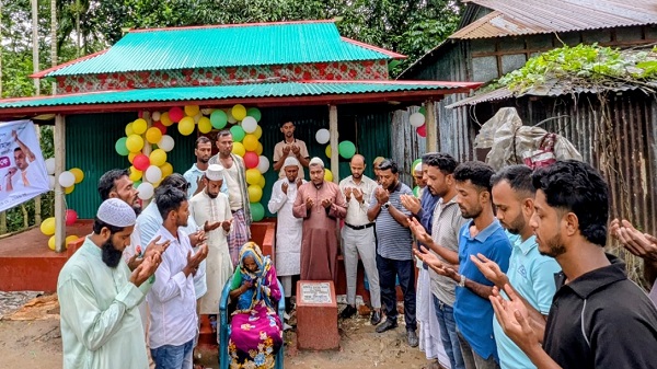 ঈদের আগে নতুন ঘর পেলেন মনোয়ারা বেগম, পাশে ডেপুটি স্পিকার কায়সার কামাল