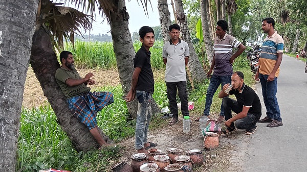 মিরপুরে তালের রসে মিলছে গরমের স্বস্তি, বাড়ছে ক্রেতার ভিড়