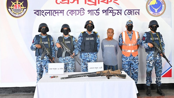 ‘অপারেশন ম্যানগ্রোভ শিল্ড’-এ সুন্দরবনের কুখ্যাত ডাকাত মেজ জাহাঙ্গীর অস্ত্রসহ আটক