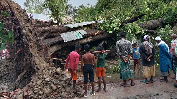 নন্দীগ্রামে ঝড়ের তাণ্ডবে গাছচাপায় বিধ্বস্ত বসতঘর