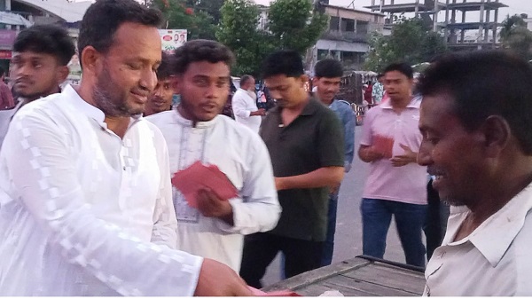 নন্দীগ্রামে সাধারণ মানুষের মাঝে ঈদ-উপহার বিতরণ করলেন জামাল হোসেন