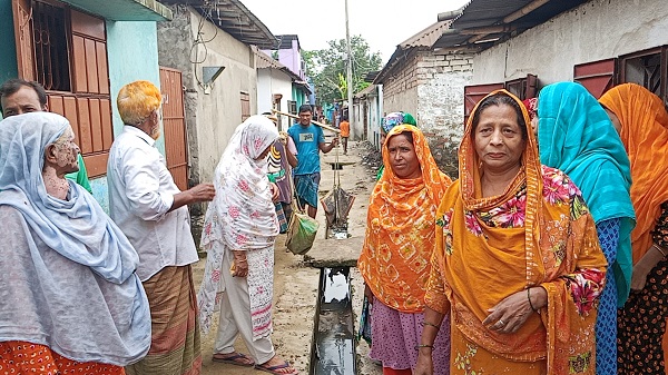 দিনাজপুরে পানি নিষ্কাশনের অভাবে চরম দুর্ভোগে বিহারীপাড়ার প্রায় ৩০০ পরিবার