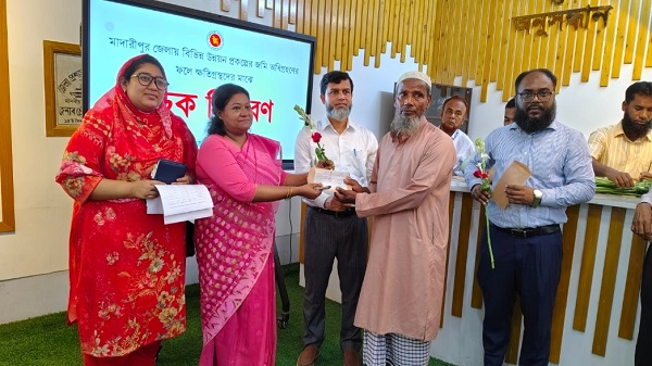 মাদারীপুরে ভূমি সেবা মেলায় ক্ষতিপূরণের চেক বিতরণ
