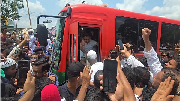 ইলিয়টগঞ্জে প্রধানমন্ত্রীর বহর থামিয়ে কুশল বিনিময়, নেতাকর্মীদের উচ্ছ্বাস