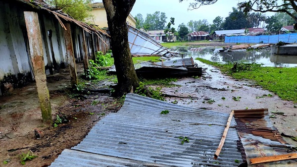 নবাবগঞ্জে ঘূর্ণিঝড়ে গোলাপগঞ্জ উচ্চ বিদ্যালয়ের ভবন বিধ্বস্ত, দ্রুত সংস্কারের দাবি