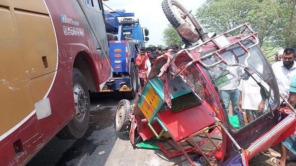 নগরকান্দায় ঢাকা-খুলনা মহাসড়কে বাস-অটোরিকশা সংঘর্ষ, নিহত ২