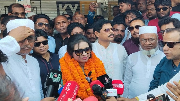 শেরপুরে নেতা কর্মীদের ফুলেল শুভেচছায় সিক্ত হলেন নবনির্বাচিত সংসদ সদস্য ডা: পিয়াংকা