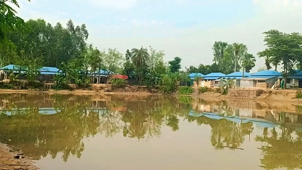 নওগাঁর রাণীনগরে আশ্রয়ণের ঘর বেচাকেনার মহোৎসব