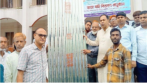 শান্তিগঞ্জে ক্ষতিগ্রস্ত অসহায় পরিবারের মাঝে ঢেউটিন বিতরণ