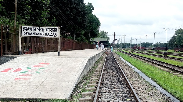 ৫ বছরেও নির্মাণ হয়নি দেওয়ানগঞ্জ রেলস্টেশন — চরম দুর্ভোগে হাজারো যাত্রী।