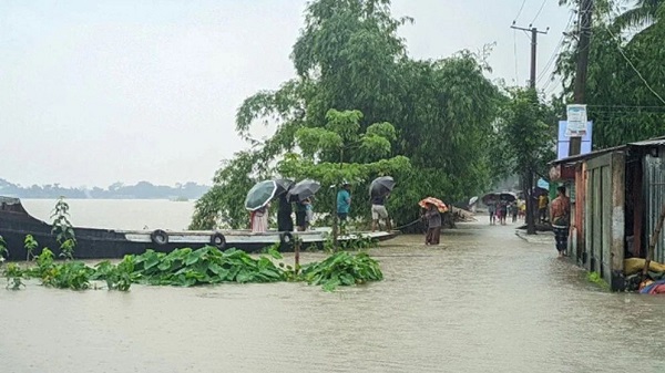ধেয়ে আসছে বন্যা, বিপৎসীমার ওপরে ৭ নদীর পানি