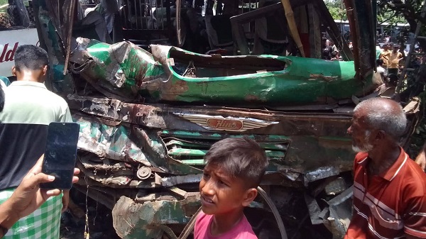 মিরপুরে দুই বাসের সংঘর্ষে প্রা’ণ’ গেল এক যাত্রীর