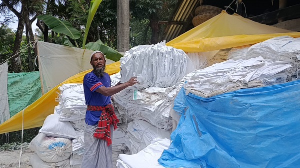 ছোট কারখানায় বড় পরিবর্তন, নাজিরপুরে অর্ধশত নারীর স্বাবলম্বিতার গল্প