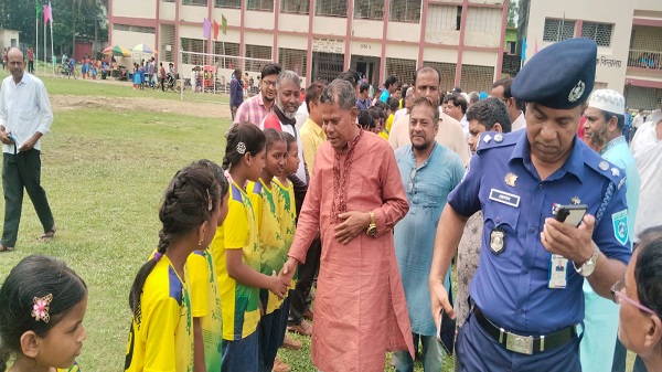 দিনাজপুরে প্রাথমিক বিদ্যালয় গোল্ডকাপ ফুটবল টুর্নামেন্টের উদ্বোধন