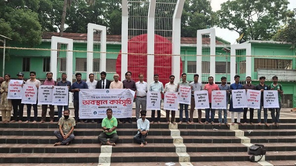 সাতক্ষীরায় বিশ্ব গণমাধ্যম দিবসে মানববন্ধন: কারাবন্দি সাংবাদিকদের মুক্তির জোর দাবি