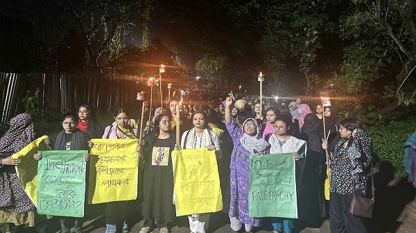 জাবি ছাত্রীকে ধর্ষণ চেষ্টার প্রতিবাদে ফুঁসে উঠল শিক্ষার্থীরা