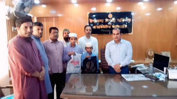 শিবগঞ্জে প্রগতি কল্যাণ সংস্থার উদ্যোগে শিক্ষার্থীদের মাঝে নতুন পোশাক বিতরণ