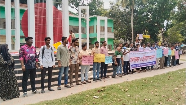 সাতক্ষীরায় শিশু রামিসা হত্যার বিচার দাবিতে মানববন্ধন ও প্রতিবাদ সমাবেশ